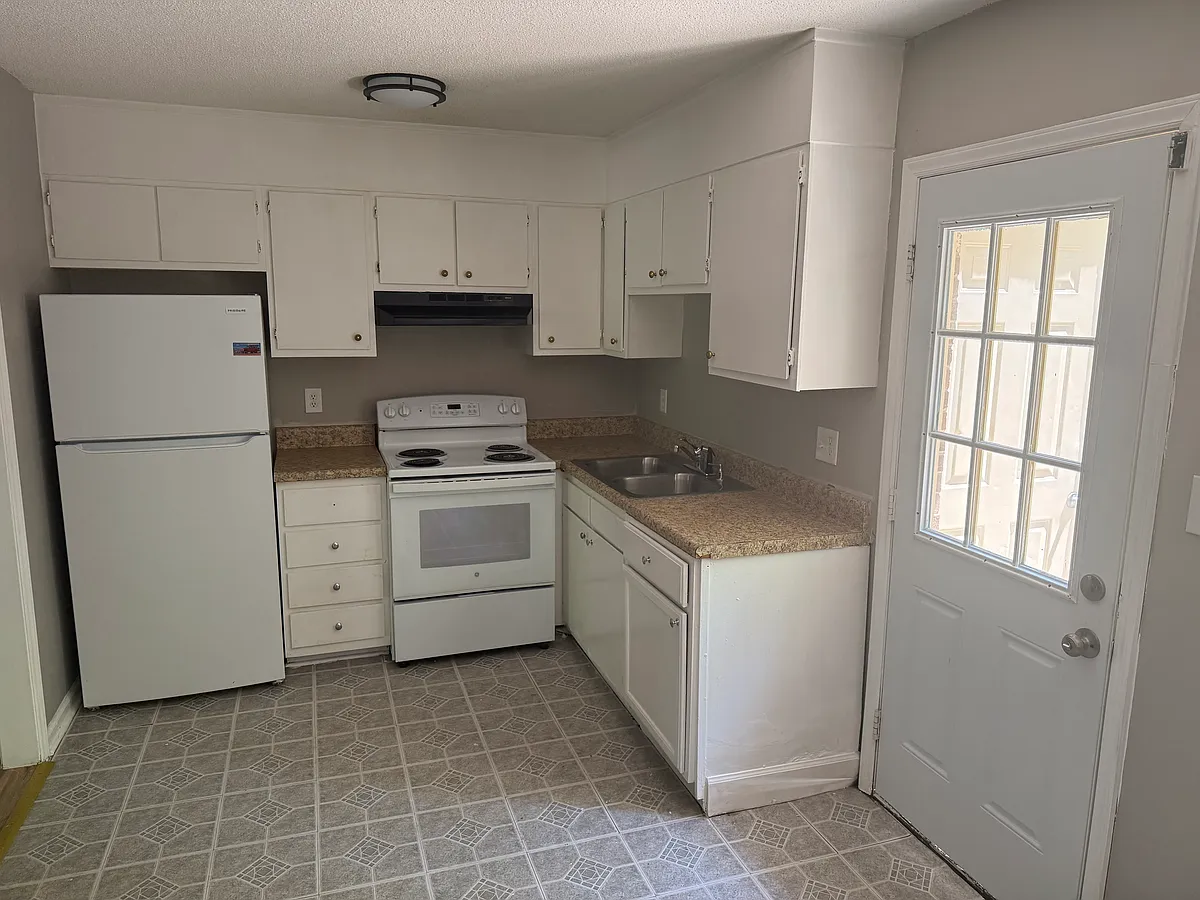 Building Photo - 206 Royal Forest Ct