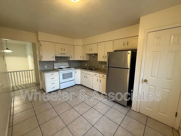 4083 S Porter Ave — Photo 2