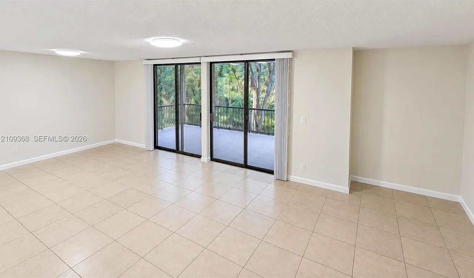 Lago West Condominium — Photo 4