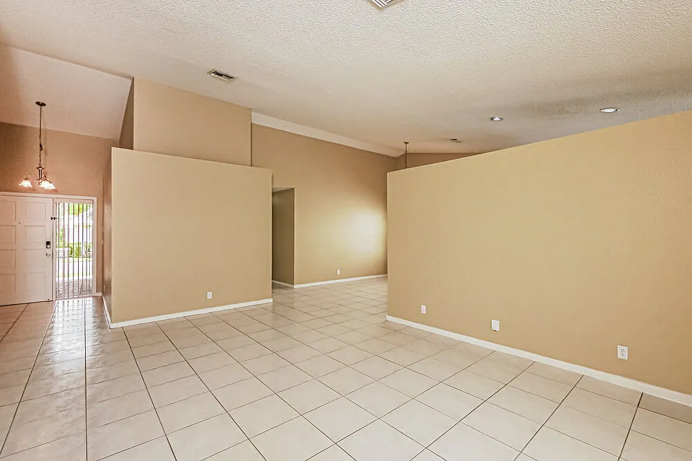 4 bed, 2.0 bath, 2516 sqft, $4,255 — Photo 4