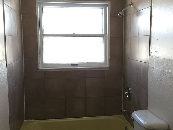 3rd image of 7039 N Teutonia Ave APT 4
