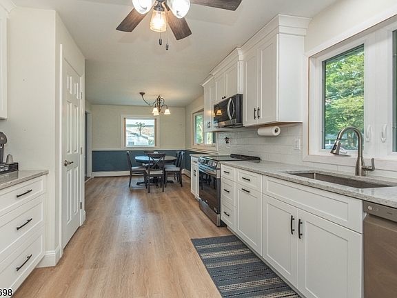 3rd image of 904 Crest Rd