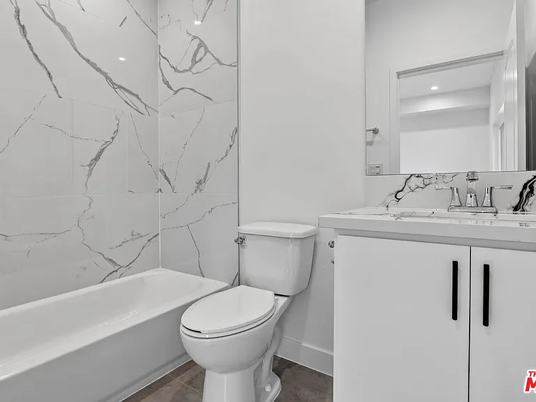 11444 Oxnard St #1/2 — Photo 31