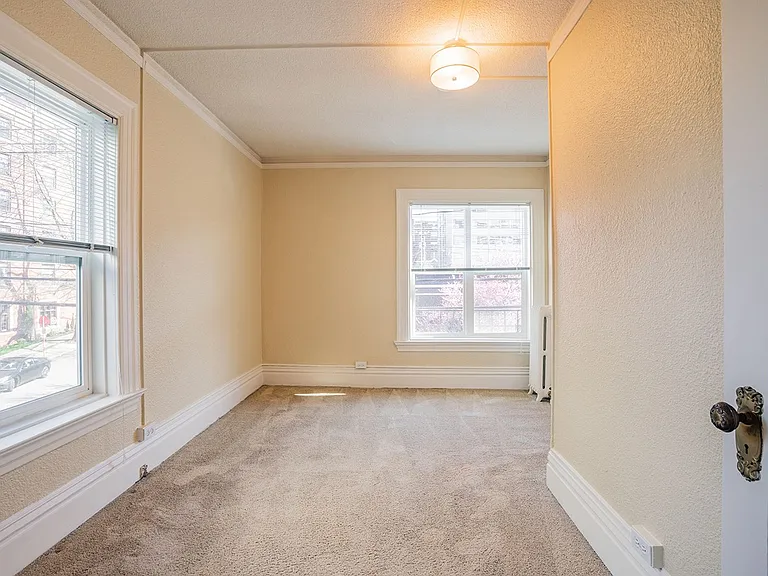 Alexander Apartments — Photo 30