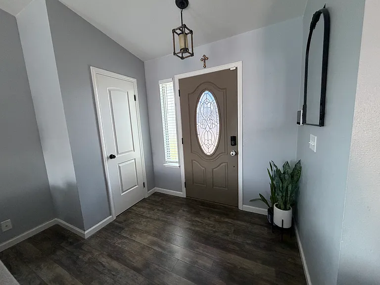 1410 Ashwood Ct — Photo 2