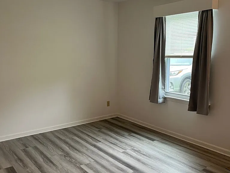 Living Room (11' x 16')
