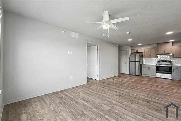 2 bed, 856 sqft, $1,350 — Photo 3