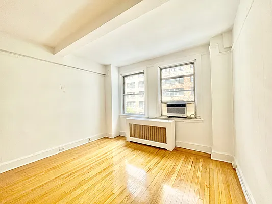 Rented by Manhattan Realty Group | media 10