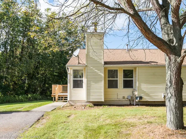 11224 Lake Forest Dr, Pinckney, MI 48169