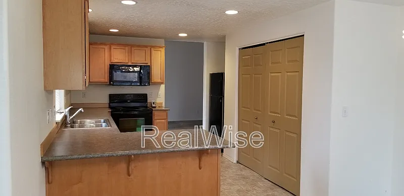 3 bed, 2.0 bath, 1742 sqft, $2,080 — Photo 3