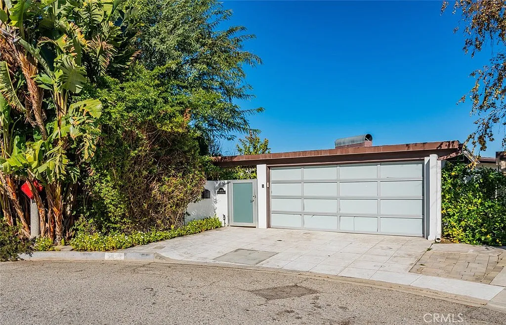 3 bed, 2016 sqft, $8,000 — Photo 2