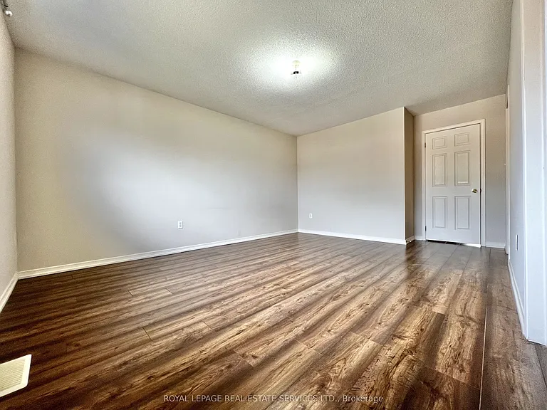 2153 Redstone Cres — Photo 15