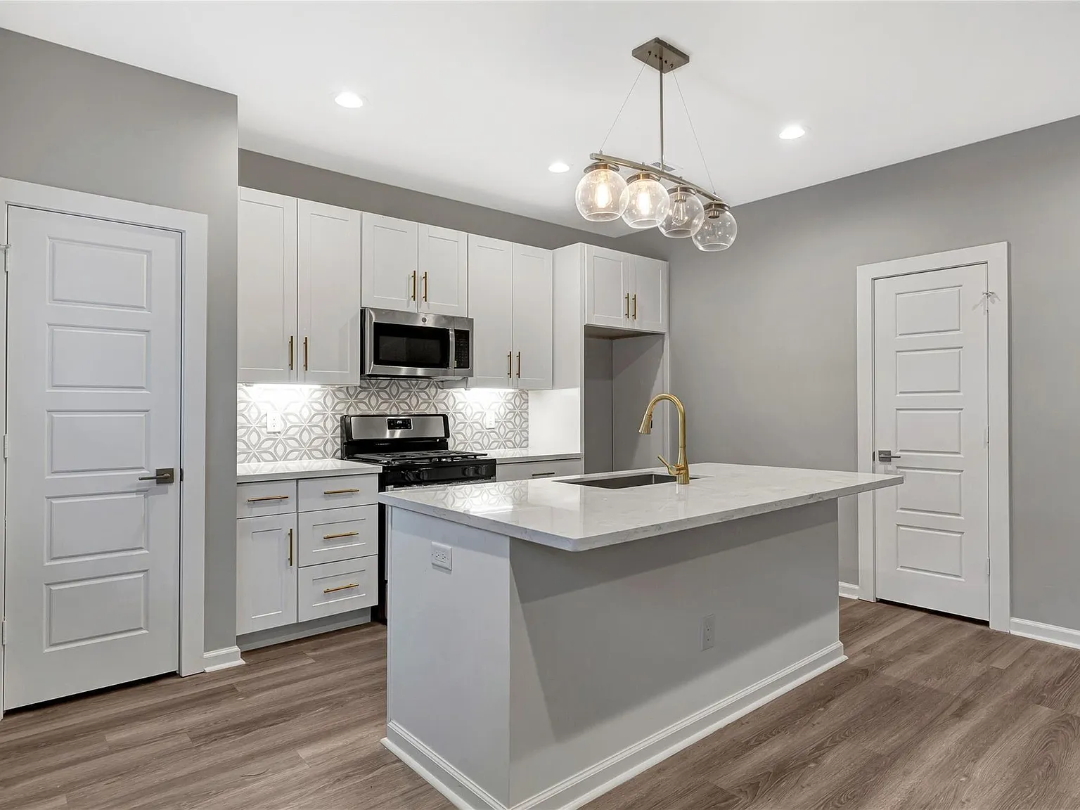 3 bed, 2.0 bath, 1277 sqft, $2,250 — Photo 2