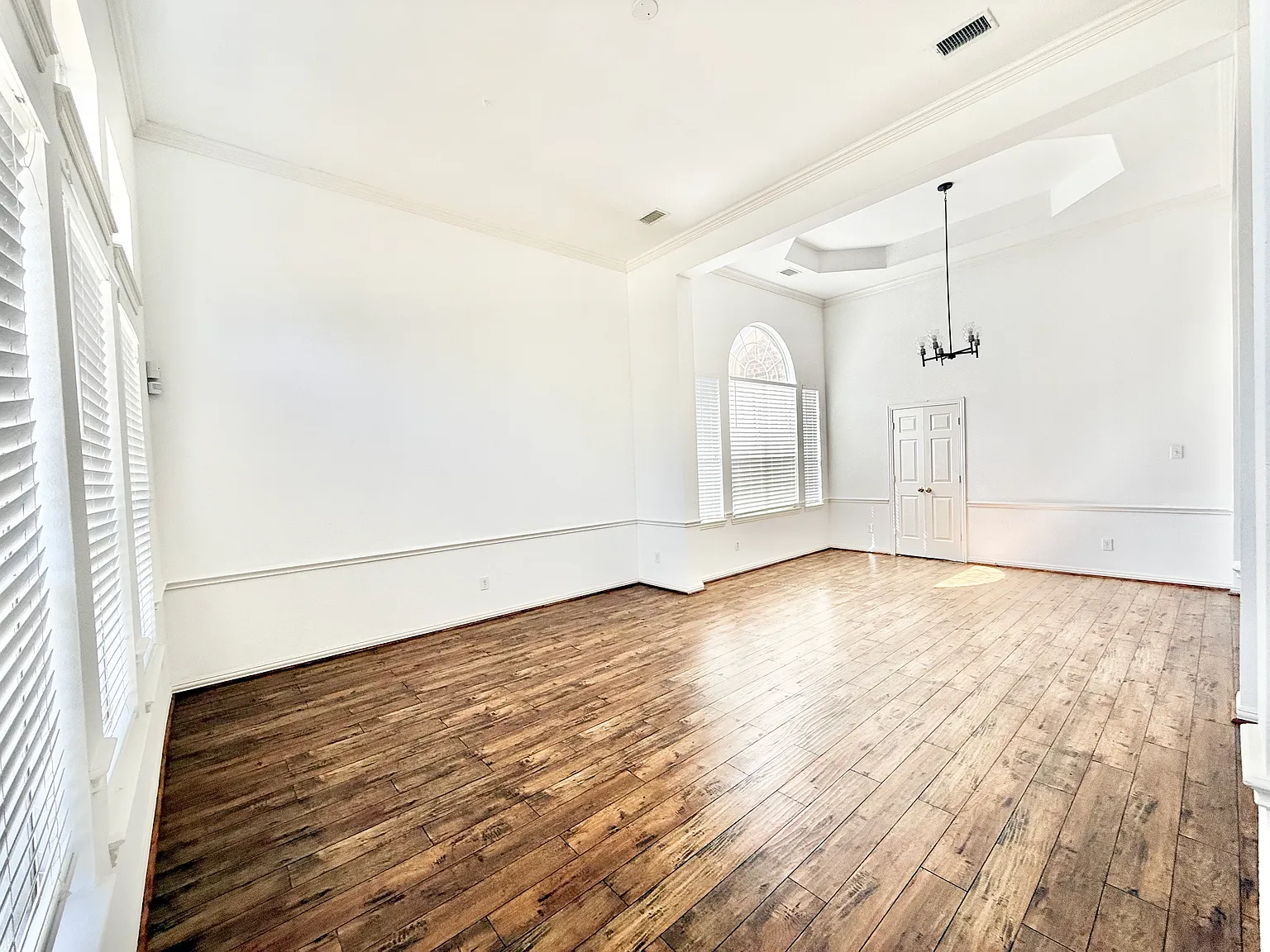 4 bed, 3.5 bath, 3270 sqft, $4,500 — Photo 4