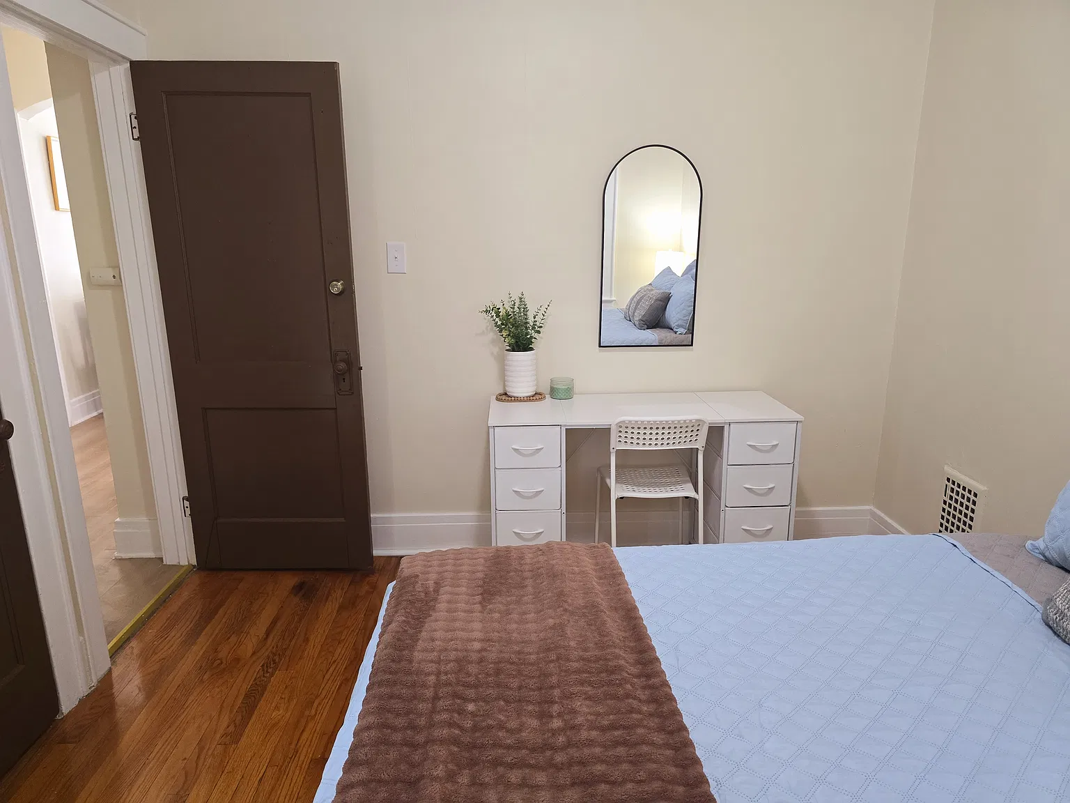 3 bed, 2800 sqft, $2,800 — Photo 4