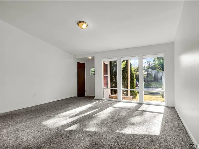 23031 Eastwood St — Photo 5