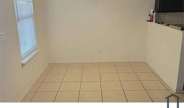 3 bed, 900 sqft, $1,300 — Photo 2