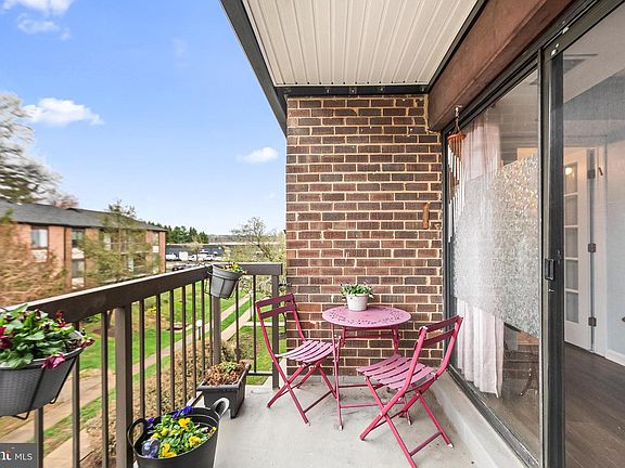 5th image of 9704 Kingsbridge Dr APT 304
