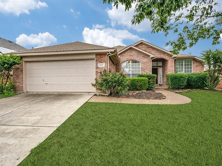 1617 Redwood Dr — Photo 2