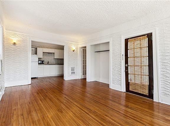 3rd image of 4237 Fontainebleau Dr #B