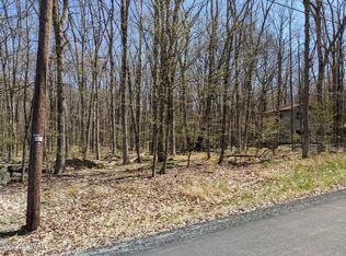 137 Willow Dr, Hawley, PA 18428