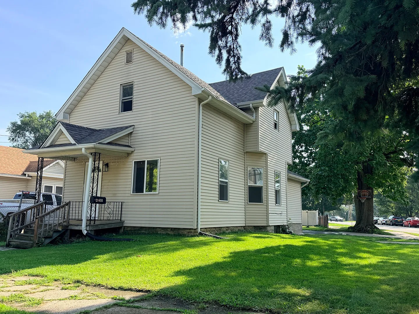 3 bed, 1.5 bath, 1290 sqft, $2,200 — Photo 1