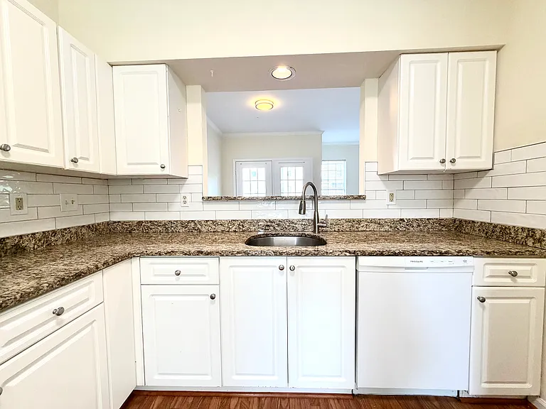 2543 Selkirk Ct — Photo 7