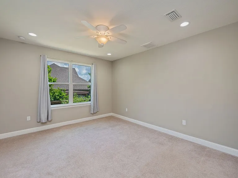 401 King St — Photo 16