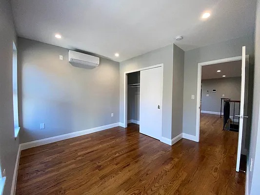 Rented by Salon Realty Corp | media 5