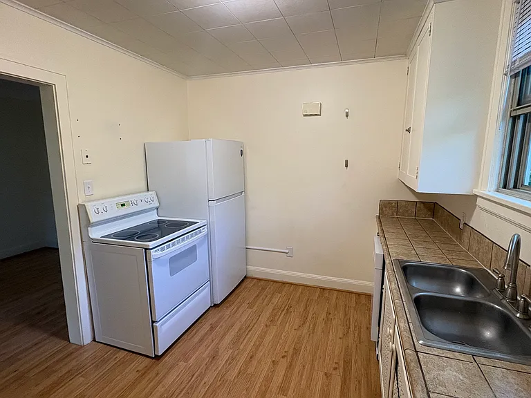 2010 E 4th St #1 — Photo 3