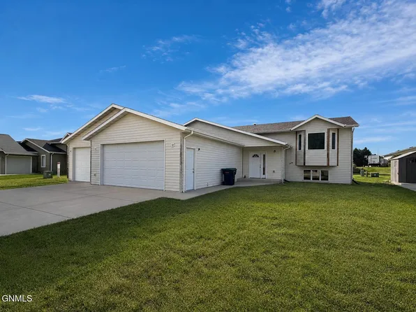 75 Weir Dr, Bismarck, ND 58504