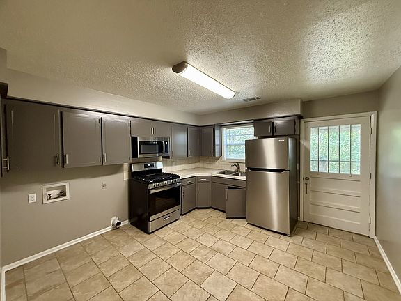 4th image of 1015 W Ashley St