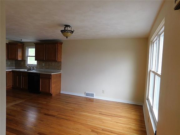 3rd image of 1366 Broadway Ave