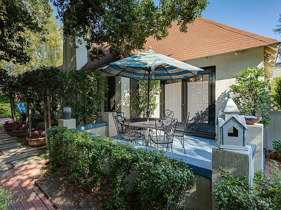 4th image of 11 Oak Knoll Gardens Dr