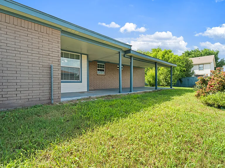 303 Carly Dr — Photo 25