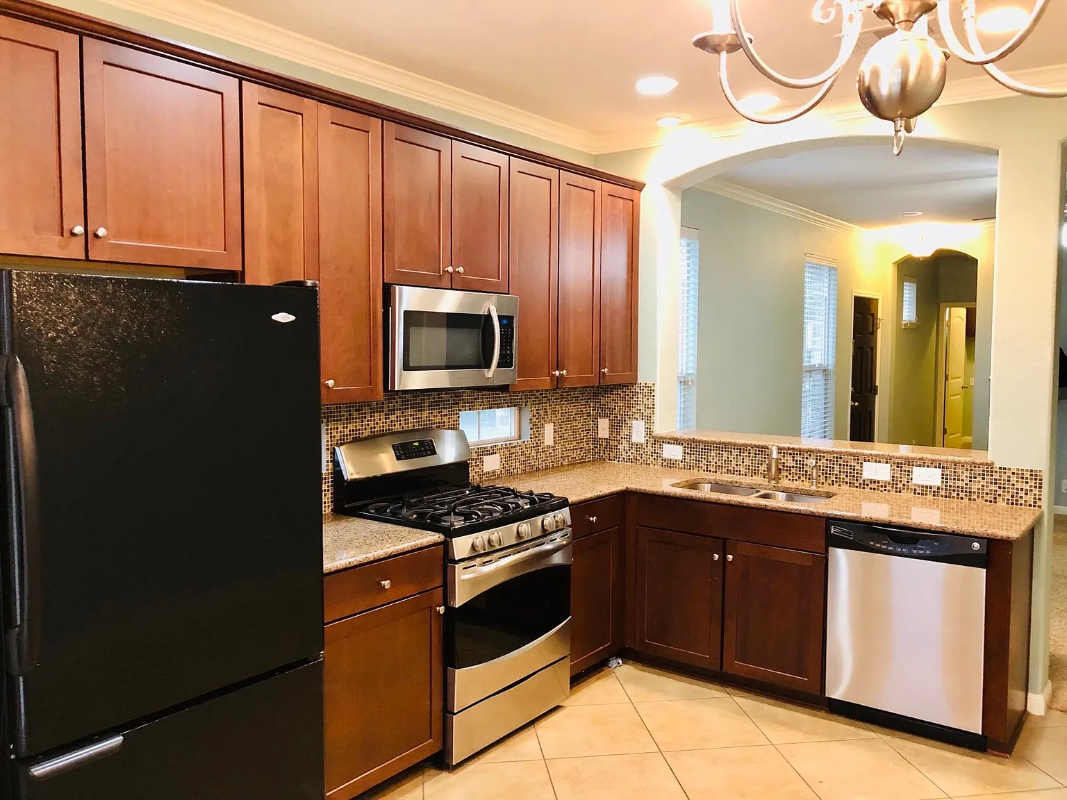3 bed, 2.5 bath, 1795 sqft, $2,245 — Photo 4