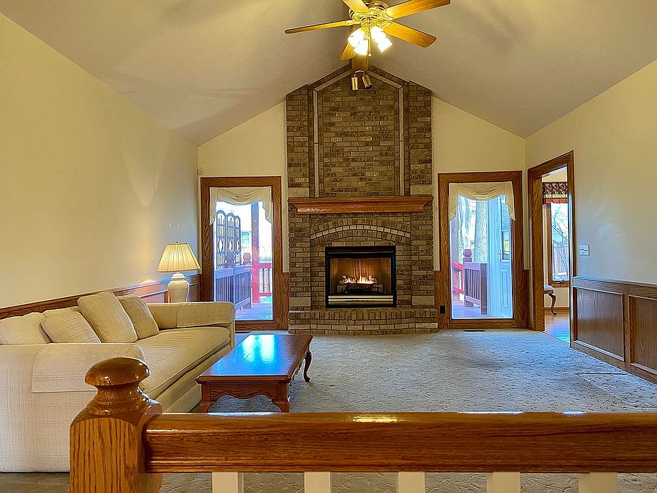 Living room w/ gas fireplace