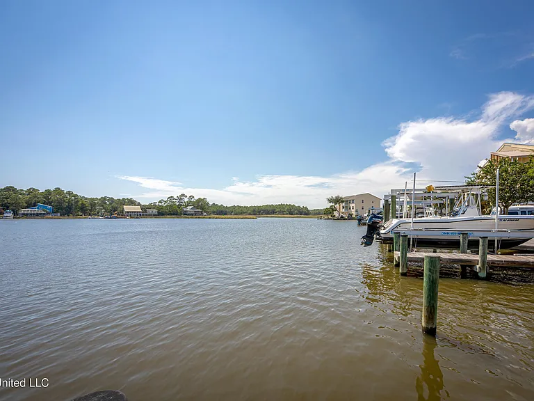 2421 Beachview Dr — Photo 38