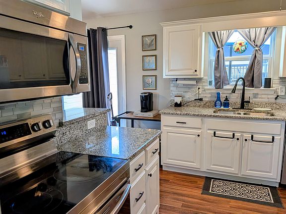 5th image of 303 Foothills Dr