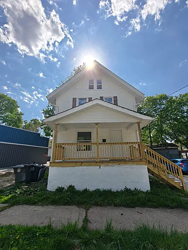 866 Bank St Photo 1