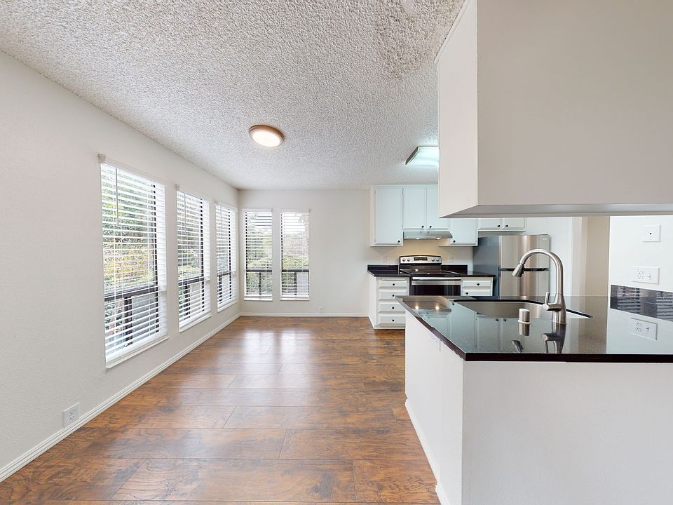 1st image of 905 Lakeside Dr #10724388