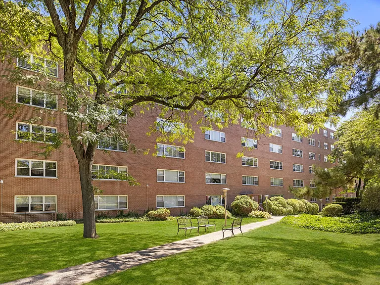Hawthorne Towers Apartments — Photo 23