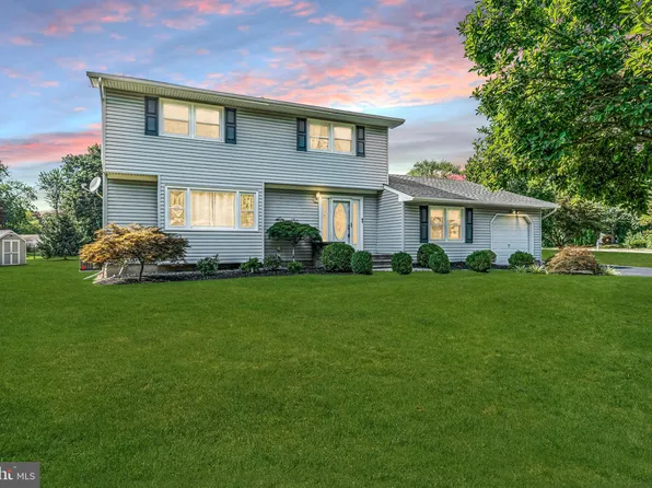 28 Woodland Dr, East Windsor, NJ 08520