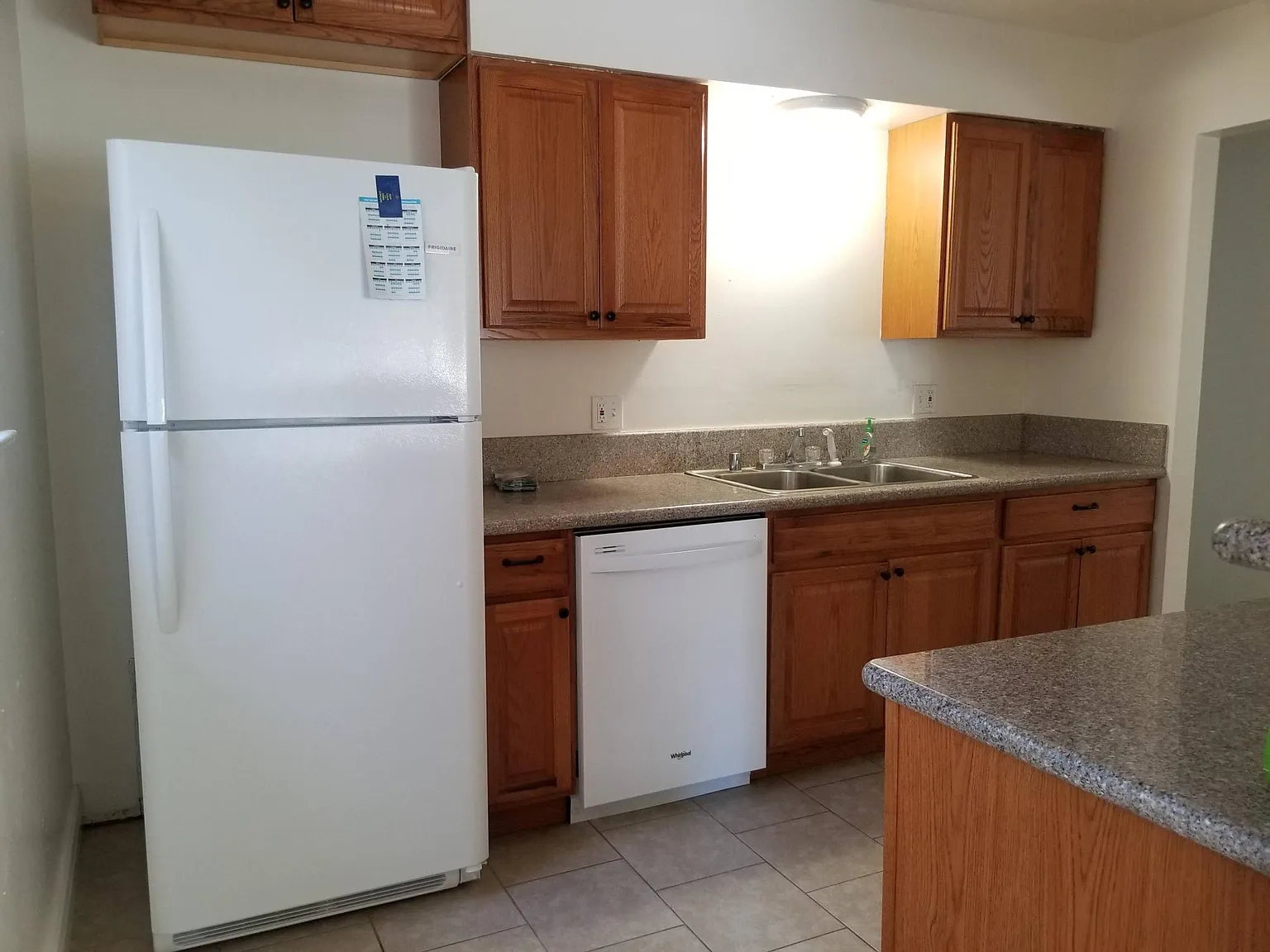 3 bed, 1000 sqft, $2,450 — Photo 2
