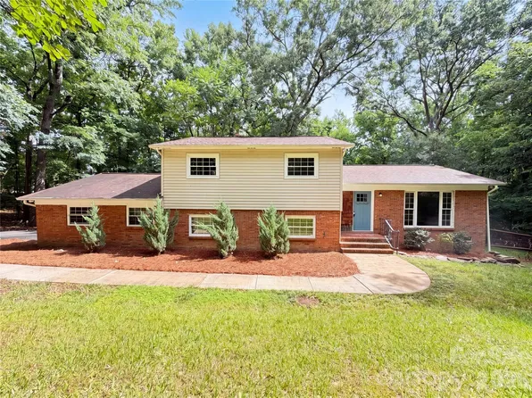 2200 Fair Forest Dr, Matthews, NC 28105