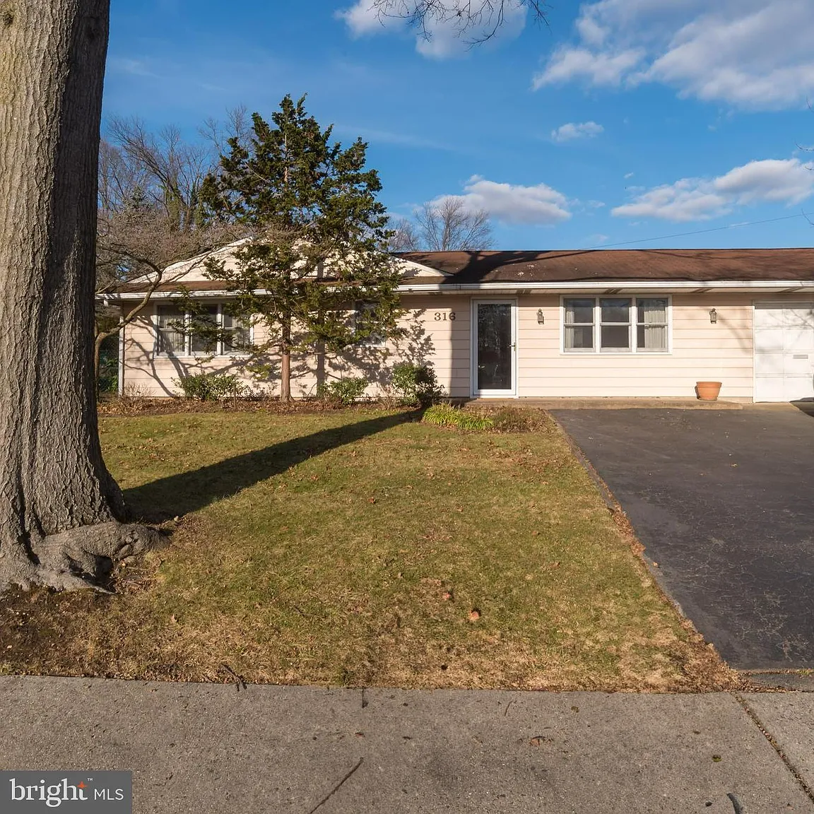 316 Thornridge Dr photo 1