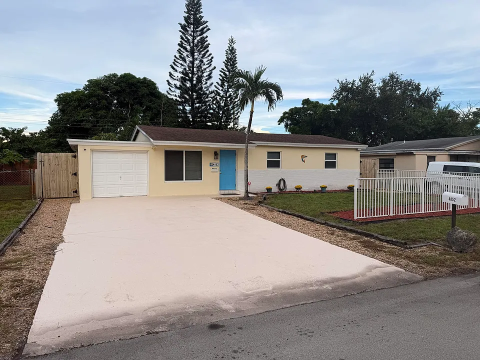 4852 SW 44th Ter