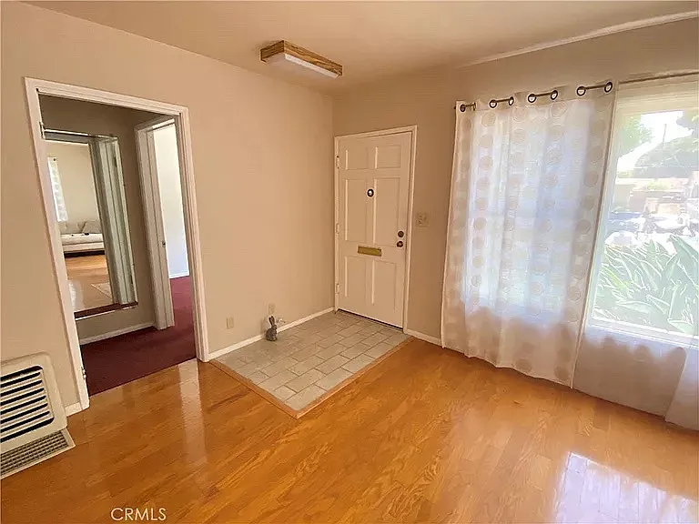 3 bed, 1.5 bath, 6360 sqft, $6,800 — Photo 3