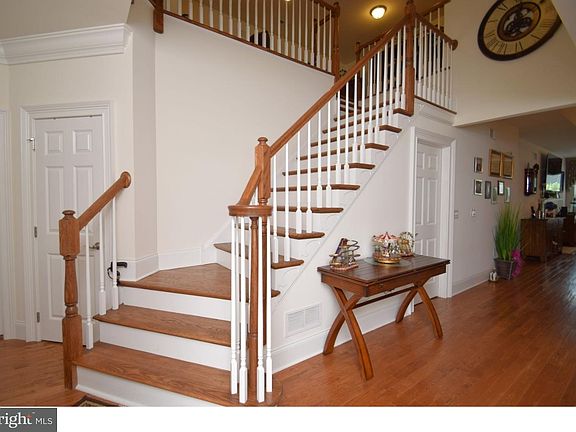 4th image of 77 Hillyer Ln