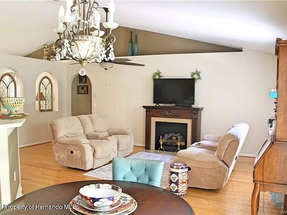 5th image of 165 W Greenbriar Pl